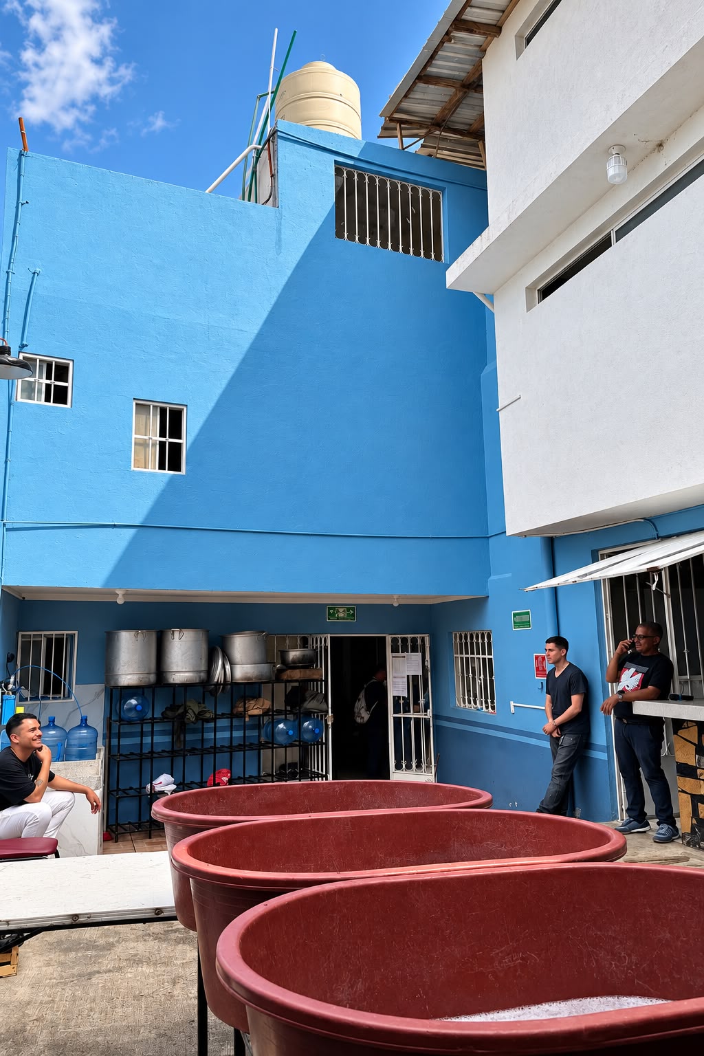 Patio comunitario y convivencia en Refugio SIQUEM