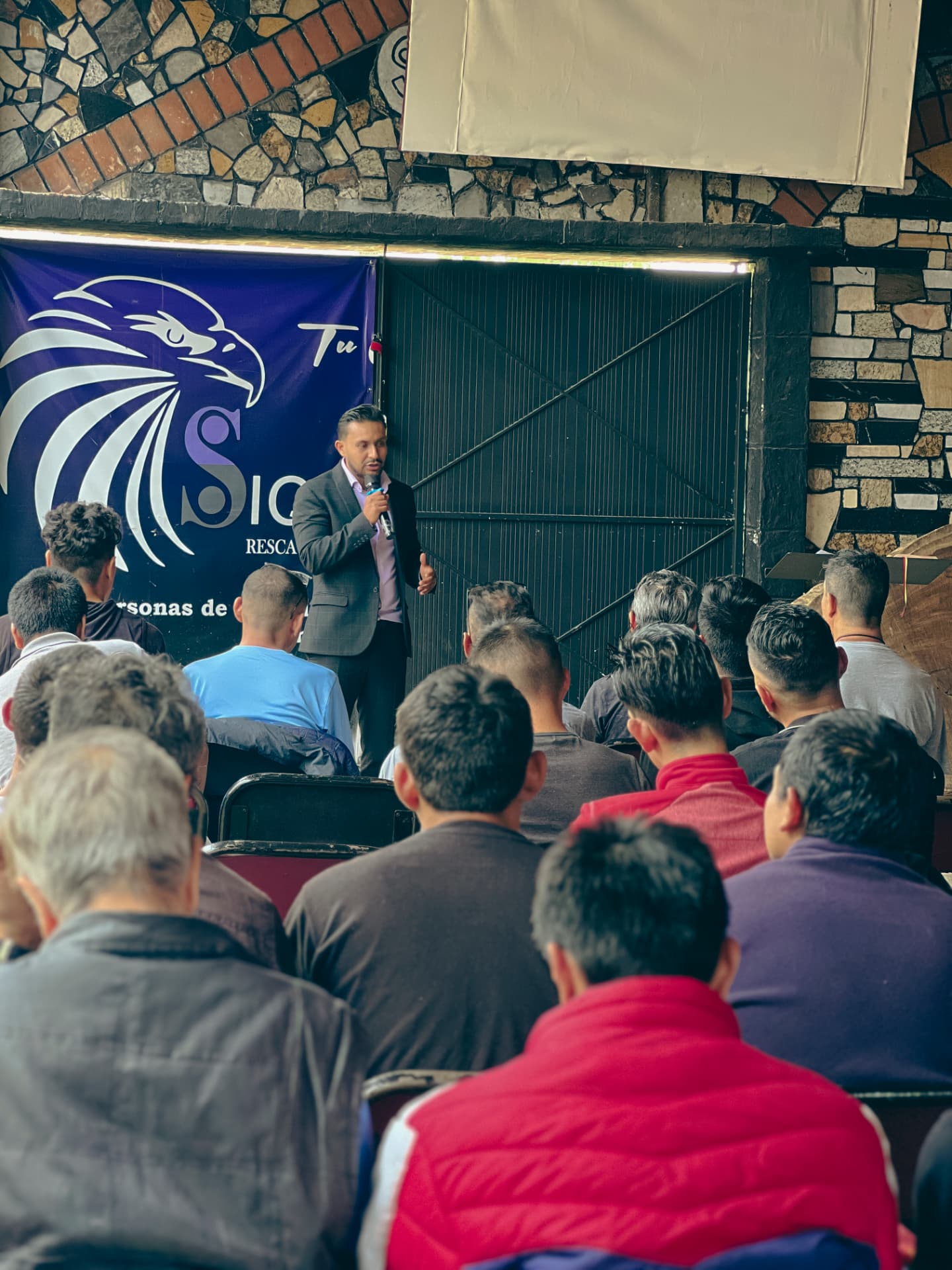 Integrante de SIQUEM compartiendo un mensaje con la comunidad