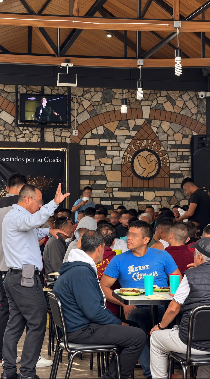 Comunidad de SIQUEM compartiendo alimentos en el comedor