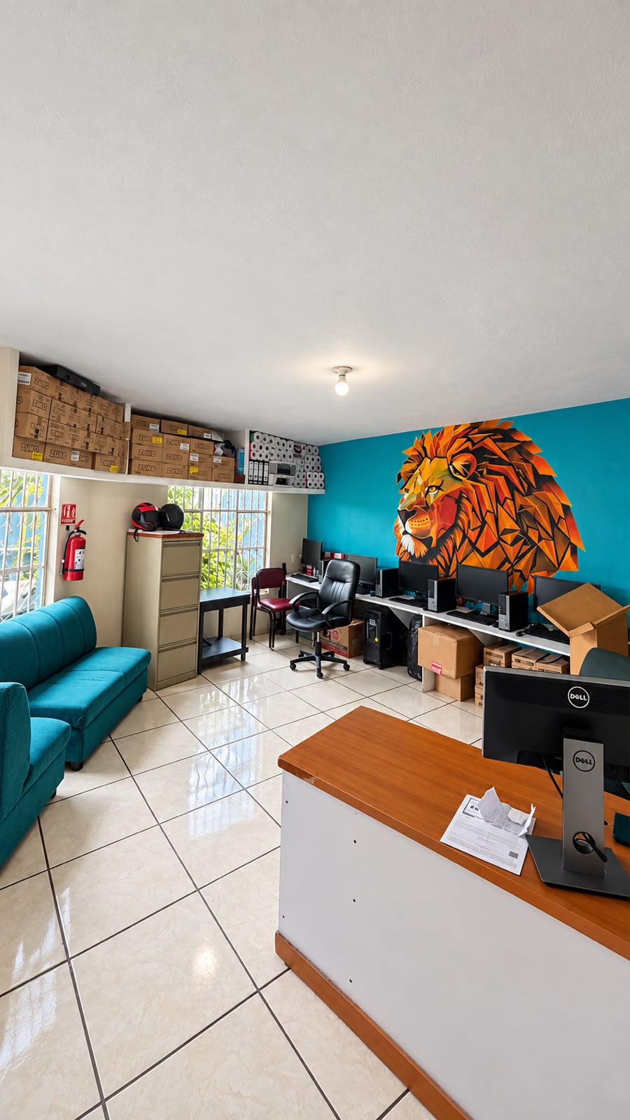 Sala de computación en Refugio SIQUEM con estaciones de trabajo