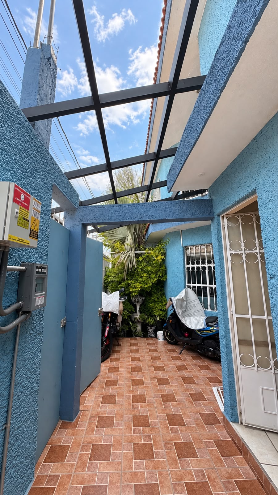 Entrada y área de servicio de Refugio SIQUEM