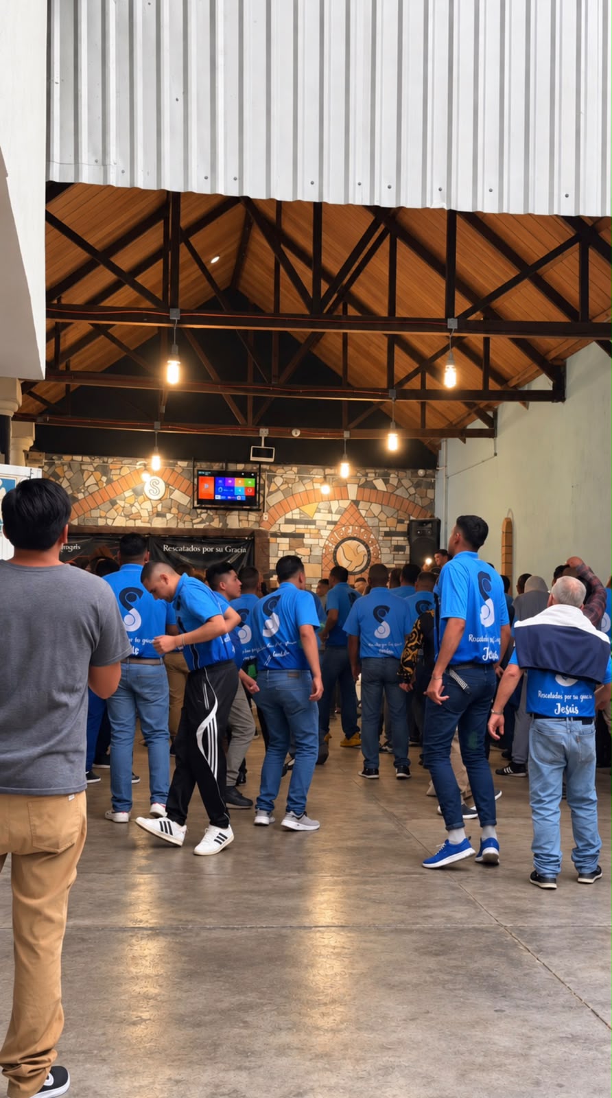 Integrantes de SIQUEM reunidos en el salón comunitario